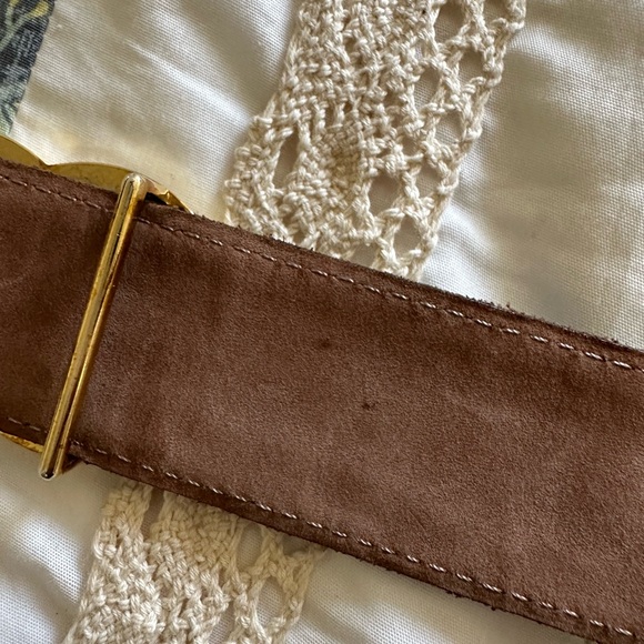 CHANEL Black and Gold Belt with Iconic CC Logo - Picture 5 of 6